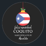 Tropical Coconut Coquito Christmas Drink Classic Ronde Sticker<br><div class="desc">Etiketteer je kokosnoot en rumkool deze kerst. Etiket heeft de Puerto Ricaanse vlag kerstbal en heilig.</div>
