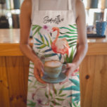 Tropical Flamingo gepersonaliseerde all-over print Schort<br><div class="desc">Prachtig tropisch accent schort met tropische elementen in de waterverf: flamingovogel,  orchideeën,  hibiscusbloemen en palmbladeren,  maakt een geweldig cadeau voor haar.</div>