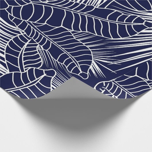 tropical leaf pattern on the navy blue background cadeaupapier (Hoek)