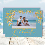 Tropical Mele Kalikimaka kerstfoto Feestdagenkaart<br><div class="desc">Glamoureus faux goudhandpalmschijfjes op een turquoise-achtergrond markeren je favoriete foto op deze feestelijke kerstfotokaarten. Mele Kalikimaka en uw namen op de bodem in het schrift. High Definition voor de beste kwaliteit. MEER KLEUREN en multi-fotostijl die voor u in ons collectie worden gedaan.</div>