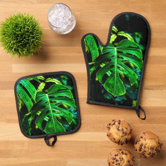 Tropical Monstera Glow – Jungle Leaf Photography Ovenwant & Pannenlap Set (Top down)