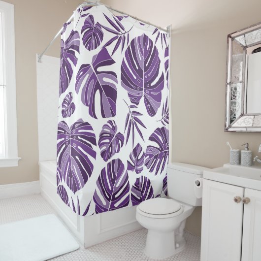Tropical violet monstera leaves seamless pattern w douchegordijn (In situ)