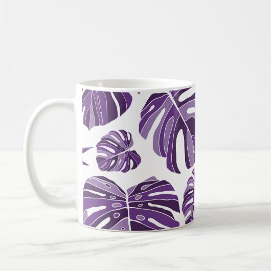 Tropical violet monstera leaves seamless pattern w koffiemok (Links)