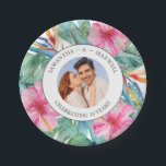 Tropical Wedding Jubileum Party Foto Papieren Bordje<br><div class="desc">Zet het decor voor je 10e huwelijksverjaardag, 50e verjaardag, bruiloftstafel of een mijlpaalfeest met deze prachtige tropische borden! Met roze hibiscusbloemen, oranje paradijsvogels en weelderige tropische waterverf palmbladeren, brengt dit jubileumfeestdecor een elegante eilandvibe naar uw speciale dag. Of u nu feest viert in een tuin, op het strand of een...</div>