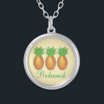 Tropisch anananas Bridesmaid Weddenschap Ketting<br><div class="desc">Het ketting kenmerkt een originele tellersillustratie van een rij ananassen,  en BRIDESMAID in een leuke doopvont. Een perfect cadeau voor je bruidsmeisjes!</div>