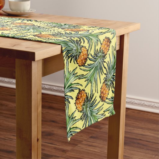 Tropisch anananaseppatroon op geel korte tafelloper (Voorbeeld)