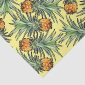 Tropisch anananaseppatroon op geel tissuepapier (Detail)