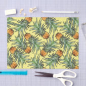 Tropisch anananaseppatroon op geel tissuepapier (Craft)