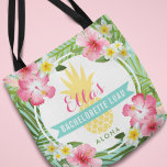 Tropisch Bachelorette Luau Pineapple Flowers Tote Bag<br><div class="desc">"Aloha" gepersonaliseerde trouwbachelorette luau-tassen zijn voorzien van een gele ananas met een lijst groene palmbladeren en tropische hibiscus-bloemen. De stijlvolle douanetekst kan met de naam van de bruid en uw keus van formulering worden gepersonaliseerd. Levendige kleuren zijn roze,  magenta,  groen,  geel,  zeeplepel en waterblauw.</div>