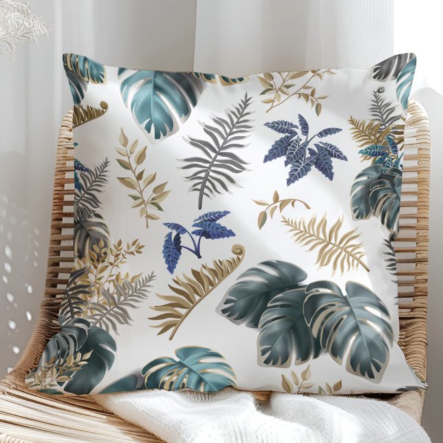 Tropisch Blauw En Gouden Bladeren Patroon Kussen (Tropical Blue and Golden leaves Pattern Pillow in a sunny rattan armchair.)