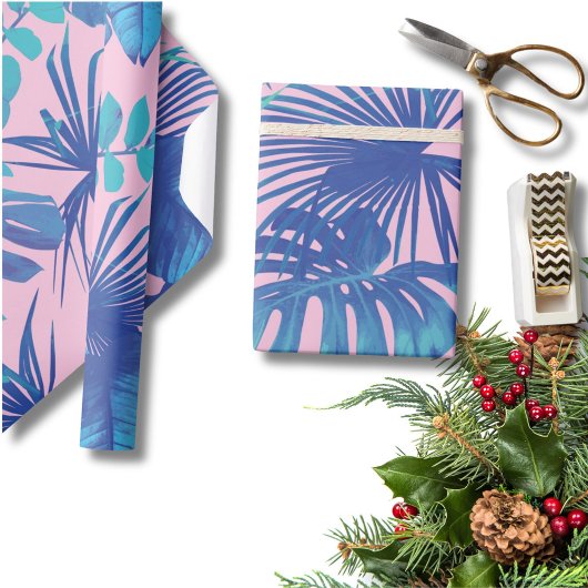 Tropisch blauw Monstera en palmbladeren Roze Cadeaupapier