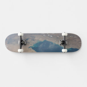 Tropisch blauw water van de Perzische Golf. Persoonlijk Skateboard