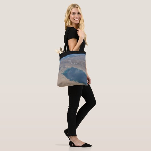 Tropisch blauw water van de Perzische Golf. Tote Bag (Op model)