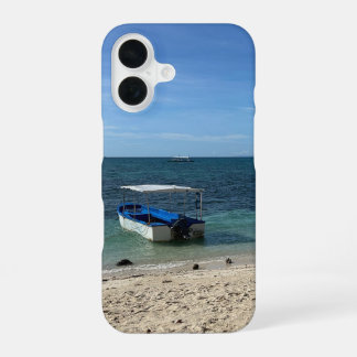 Tropisch Blauwe Oceaan Strand & Boot: Zomer Vibe iPhone 16 Hoesje
