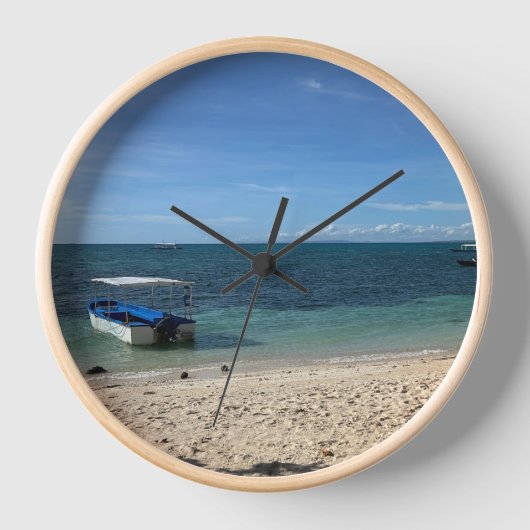 Tropisch Blauwe Oceaanstrand & Boot: Zomer Wandklo (Voorkant)