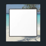 Tropisch blauwe oceaanstrand foto notitieblok<br><div class="desc">Een notitieblok met een mooie en serene foto. Turquoise tropische blauwe oceaanwateren,  met een wit zandig strand. Een solo tropische boom biedt een mooie plek om te ontspannen en van deze schilderachtig idyllische plek te genieten.</div>