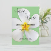Tropisch Bloemmotief, Witte Plumeria op Salie, Tro Save The Date (Staand voorkant)