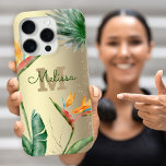 Tropisch eiland Floral Monogram Script Gold Foil iPhone 16 Pro Hoesje<br><div class="desc">Verbluffende, verfijnde, kleurrijke, tropische waterverf vogels van paradijse bloemen, faux goudglitter en gepersonaliseerd kalligrafiescript met een gewaagd monogram initiaal, leggen een stijlvolle, glazen gouden folie achtergrond op deze stijlvolle, elegante, moderne mobiele telefoonbehuizing. Personaliseer met jouw naam en monogram. Maakt elke keer dat je het gebruikt een leuke en stijlvolle uitspraak....</div>