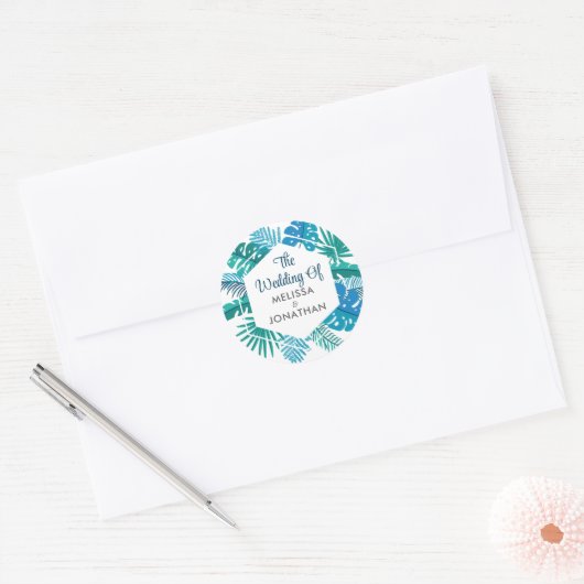 Tropisch eiland Palm Leaf Blue Beach Wedding Ronde Sticker (Envelop)