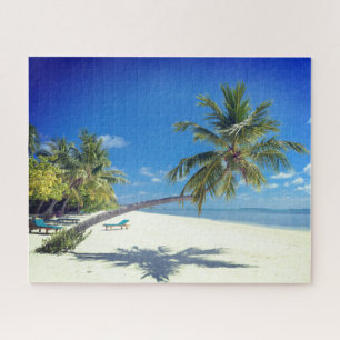 Tropisch eilandstrand met wit zand en palmbomen legpuzzel