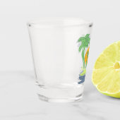 Tropisch eilandstrand. Straalboom omtrekken Shot Glas (Links)