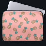 tropisch faux gouden ananananaspatroon laptop sleeve<br><div class="desc">Het ontwerp van de zomer- en trendy-voorstelling voor het patroon van de ananas van faux-goud en turquoise op een pekroze achtergrond.</div>