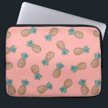 tropisch faux gouden ananananaspatroon laptop sleeve<br><div class="desc">Het ontwerp van de zomer- en trendy-voorstelling voor het patroon van de ananas van faux-goud en turquoise op een pekroze achtergrond.</div>