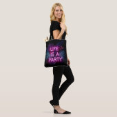 Tropisch feest, neon palmbladeren. tote bag (Op model)