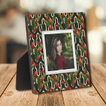 Tropisch flessenpatroon zonder foto Easel Terug Fotoplaat<br><div class="desc">Gemaakt om dimensionaal te kijken, een rood tropisch floreel patroon op zwarte achtergrond creëer een prachtig lijst voor je favoriete foto op deze tafelblad met een ingebouwde esel. Het afbeelding wordt direct op het hardboard geplaatst voor een verbluffend scherp afbeelding met een gemakkelijk schoon veegdoppervlak. Geweldig als geschenk of om...</div>