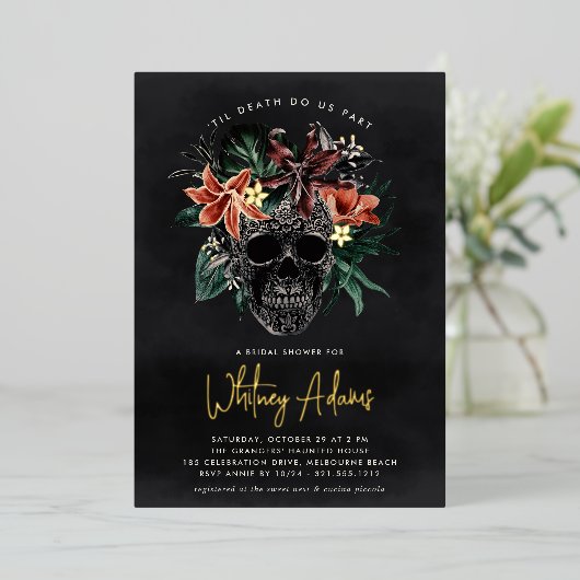 Tropisch Floral Skull Halloween Vrijgezellenfeest Folie Uitnodiging (Staand Voorkant)