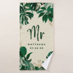 Tropisch Foliage Trendy Green Wedding Mr Badhanddoek<br><div class="desc">Tropical Foliage Trendy groen en gouden bladeren gepersonaliseerde Mr en Mrs Achternaam Handdoeken - Trendy Marker geborsteld Script Lettering. Een leuk aandenken voor de huwelijksreis voor de pasgetrouwden! In een gewaagd kleurenpalet van rijke greens, smaragd en gouden folie look. Dit ontwerp is perfect voor een strand, bestemming of zomerbruiloft. Met...</div>