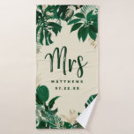 Tropisch Foliage Trendy Groen Bruiloft Mrs Badhanddoek<br><div class="desc">Tropical Foliage Trendy groen en gouden bladeren gepersonaliseerde Mr en Mrs Achternaam Handdoeken - Trendy Marker geborsteld Script Lettering. Een leuk aandenken voor de huwelijksreis voor de pasgetrouwden! In een gewaagd kleurenpalet van rijke greens, smaragd en gouden folie look. Dit ontwerp is perfect voor een strand, bestemming of zomerbruiloft. Met...</div>