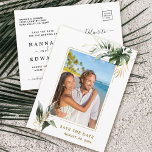 Tropisch gebladerte bruiloft foto goud opslaan van aankondigingskaart<br><div class="desc">Deze bruiloft bewaar de datum briefkaart beschikt over waterverf monstera,  palmboombladeren,  bananenbladeren,  exotische tropische bladeren,  en faux gouden bladeren met een faux gouden rechthoek lijst. Het is perfect voor een tropische,  strand,  zomer of bestemming bruiloft.</div>