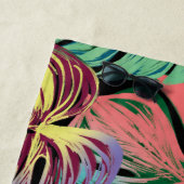 Tropisch gekleurd monstera blad op zwart  strandlaken (In situ)