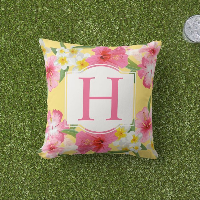 Tropisch gele roze bloemen Aangepast monogram Buitenkussen (Gras)