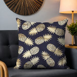 Tropisch Golden Pineapple Girly Chic Pattern Kussen<br><div class="desc">Dit moderne ontwerp heeft een tropisch goudkleurige ananas op een marineblauwe achtergrond #colorful #pattern #abstract #cool #fun #trendy #feminine #chic #tropical #pineapples #girly #fruit #pattern #throwpillows #cushions #gold #girly #feminine #kussens #homedecor #decorativethrowpillows</div>