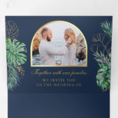 Tropisch goudmonstera Palm Navy QR Code Weddenscha Drieluik Uitnodiging (Binnenzijde eerst)