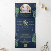 Tropisch goudmonstera Palm Navy QR Code Weddenscha Drieluik Uitnodiging (Binnen)