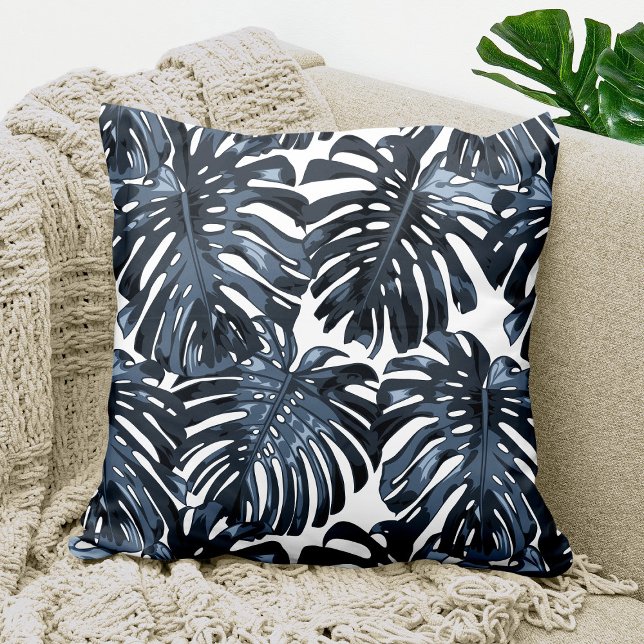 Tropisch grijs wit Monstera Oerwoud bladeren Kussen (throw pillow with pattern of blue palm leaves on white background)