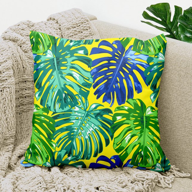 Tropisch Groen Blauw Geel Monstera Oerwoud Bladere Kussen (Tropical throw pillow with colorful monstera leaves)