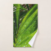 Tropisch groen met regendruppels bad handdoek (Handdoek)