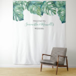 Tropisch groen palm laat foto-achtergrond wandkleed<br><div class="desc">Uw gasten zullen het poseren voor deze tropische achtergrond houden met mijn oorspronkelijke waterverf monstera palm leaf greenery! Personaliseer de namen van de bruid en de bruidegom en de trouwdatum of hashtag. Perfect als trouwwelkomstbord, vrijgezellenfeest foto-steunachtergrond voor selfie, handels-show of wat je maar wilt. Bezoek een Belle op Zazzle voor...</div>