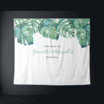 Tropisch groen palm laat foto-achtergrond wandkleed<br><div class="desc">Uw gasten zullen het poseren voor deze tropische achtergrond houden met mijn oorspronkelijke waterverf monstera palm leaf greenery! Personaliseer de namen van de bruid en de bruidegom en de trouwdatum of hashtag. Deze horizontale achtergrond is perfect als trouwwelkomstteken, vrijgezellenfeest foto prop achtergrond voor selfie, show of wat je maar wilt....</div>