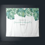 Tropisch groen palm laat foto-achtergrond wandkleed<br><div class="desc">Uw gasten zullen het poseren voor deze tropische achtergrond houden met mijn oorspronkelijke waterverf monstera palm leaf greenery! Personaliseer de namen van de bruid en de bruidegom en de trouwdatum of hashtag. Deze horizontale achtergrond is perfect als trouwwelkomstteken, vrijgezellenfeest foto prop achtergrond voor selfie, show of wat je maar wilt....</div>