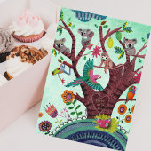 Tropisch-groene boom met koala-verjaardag kaart