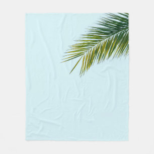 Tropisch groene palmblad op lichtblauw fleece deken