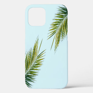 Tropisch groene palmblad op lichtblauw iPhone 12 hoesje