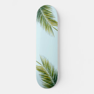 Tropisch groene palmblad op lichtblauw persoonlijk skateboard