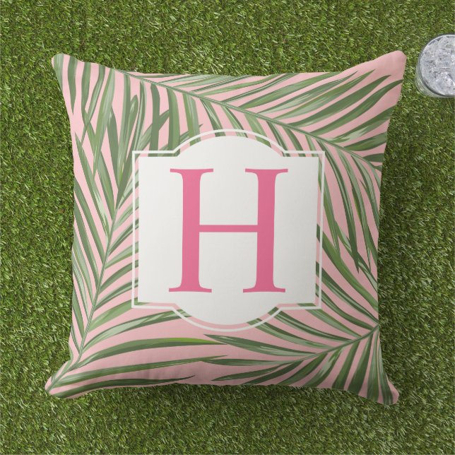 Tropisch groene palmblad roze monogram initiaal buitenkussen (Gras)