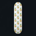 Tropisch Hawaiian Gold Foil Pineappel Patroon Persoonlijk Skateboard<br><div class="desc">Fun tropical Hawaiian Gold Foil Pineapple Pattern. Deze trendy gele en groene Aloha Hawaii Pineappel is een perfecte coole afdruk voor een zomerverjaardagscadeau.</div>